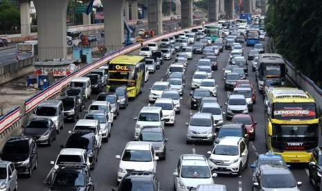 Pengendara kendaraan bermotor memadati ruas jalan Tol Jakarta-Cikampek arah Jakarta KM 12 di Bekasi, Jawa Barat, Selasa (1/1/2019).