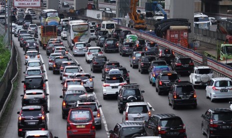 Pengendara kendaraan bermotor memadati ruas jalan Tol Jakarta-Cikampek arah Jakarta KM 12 di Bekasi, Jawa Barat. 