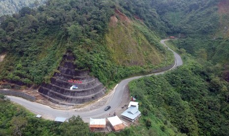 Pengendara kendaraan melintas di jalur alternatif Malalak, Kabupaten Agam, Sumatera Barat, Jumat (24/5/2019). 