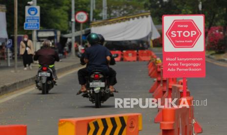 Pengendara kendaraan melintas di pos penyekatan dan tes Antigen di akses keluar Jembatan Suramadu, Surabaya, Jawa Timur, Rabu (23/6/2021). Pos penyekatan dan tes Antigen di Jembatan Suramadu sisi Surabaya maupun Bangkalan, Madura ditiadakan dan masyarakat diwajibkan membawa dokumen Surat Izin Keluar Masuk (SIKM) jika melintas di Jembatan Suramadu. 