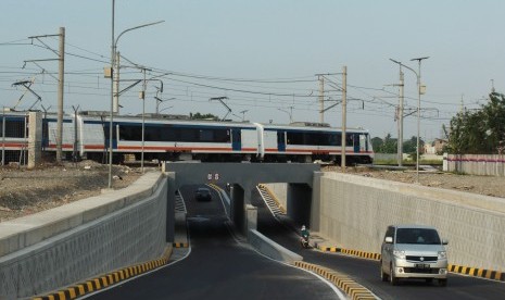 Pengendara kendaraan melintas di terowongan perimeter selatan di kawasan Bandara Soekarno Hatta, Tangerang, Banten, Senin (20/5/2019).