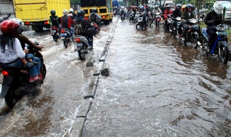 Pengendara kendaraan terjebak kemacetan akibat genangan air banjir di jalan Daan Mogot,Jakart, Rabu (4/4). (Foto: Agung Fatma Putra)