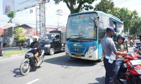 Pengendara masuk Kota Padang diberhentikan di hari pertama PSBB Sumbar, Rabu (22/4)| 