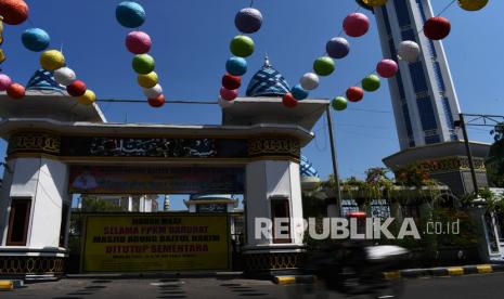 Dewan Masjid Diminta Berdayakan Ekonomi Umat Lewat Transformasi Digital. Pengendara melaju di depan Masjid Agung Baitul Hakim yang ditutup sementara di Kota Madiun, Jawa Timur, Ahad (4/7/2021). Masjid terbesar di Kota Madiun tersebut ditutup sementara dalam rangka penerapan Pemberlakuan Pembatasan Kegiatan Masyarakat (PPKM) Darurat mulai 3 hingga 20 Juli mendatang. 