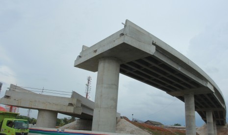 Pengendara melintas di bawah jembatan Tol Kunciran - Bandara di kawasan Rawa Bokor, Tangerang, Banten, Kamis (21/3/2019). P