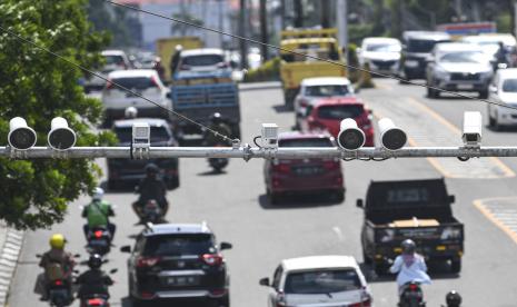 Pengendara melintas di bawah kamera pengawas atau Closed Circuit Television (CCTV) yang terpasang di Jalan Jenderal Sudirman, Palembang, Sumatera Selatan, Rabu (15/12/2021). Direktorat Lalu Lintas (Ditlantas) Polda Sumatera Selatan menargetkan penerapan tilang elektronik atau Electronic Traffic Law Enforcement (ETLE) mulai Januari 2022 mendatang dengan menambah sembilan kamera di sejumlah ruas jalan di Palembang.