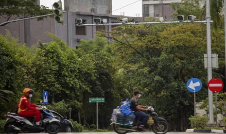 Pengendara melintas di bawah kamera pengawas atau Closed Circuit Television (CCTV) yang terpasang di Jalan Engku Putri, Batam, Kepulauan Riau, Kamis (1/9/2022). Direktorat Lalu Lintas Polda Kepri akan memberlakukan tilang elektronik atau Electronic Traffic Law Enforcement (ETLE) di Kota Batam pada 22 September 2022 mendatang. 