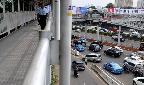 Pengendara melintas di dekat akses masuk Plaza Semanggi, Jalan Gatot Subroto, Jakarta Pusat,Senin (2/12).