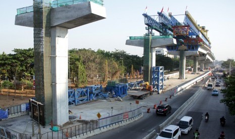 Pengendara melintas di dekat area pembangunan Tol Layang Pettarani di Makassar, Sulawesi Selatan, akhir 2019 lalu. Menteri Pekerjaan Umum dan Perumahan Rakyat (PUPR) Basuki Hadimuljono memastikan Tol Layang AP Pettarani akan medukung jalur logistik di Makassar, Sulawesi Selatan.