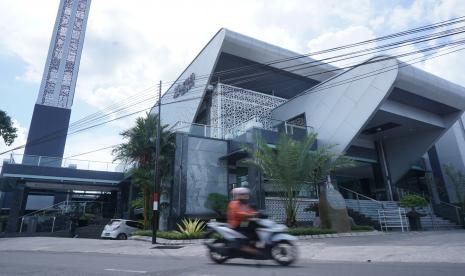 Pengendara melintas di dekat bangunan Masjid Al Fattah, Tulungagung, Jawa Timur, Kamis (7/4/2022). Masjid yang baru diresmikan pembangunannya oleh Ketua Dewan Masjid Indonesia (DMI) Jusuf Kalla pada Selasa (22/3/2022) ini disebut-sebut sebagai salah satu bangunan masjid terindah di Indonesia karena mengusung konsep arsitektur minimalis modern dan diklaim ramah lingkungan serta hemat energi. 