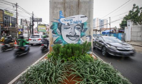 Pengendara melintas di dekat mural tentang aktivis HAM Munir Said Thalib di Jakarta, Senin (7/9/2020). Pada tahun ini, kasus pembunuhan Munir sudah berusia 17 tahun, namun belum diketahui siapa dalang di balik kasus pembunuhan tersebut. (ilustrasi)