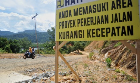 Pengendara melintas di jalan akses wisata ke Nagari Mandeh, Pesisir Selatan, Sumatera Barat, Selasa (3/7).