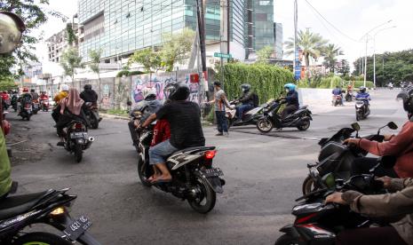 Pengendara melintas di jalan alternatif di jalan Dukuh Menanggal Surabaya, Jawa Timur, Jumat (9/7/2021). Pemberlakuan Pembatasan Kegiatan Masyarakat (PPKM) Darurat di sejumlah ruas jalan utama membuat pengendara masuk ke jalan alternatif untuk bisa ke Kota Surabaya.