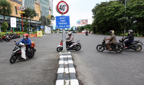 Pengendara melintas di jalan alternatif di kawasan Bunderan Cito, Surabaya, Jawa Timur, Jumat (9/7/2021). Pemberlakuan Pembatasan Kegiatan Masyarakat (PPKM) Darurat di sejumlah ruas jalan utama membuat pengendara masuk ke jalan alternatif untuk bisa ke Kota Surabaya.