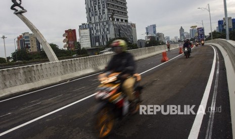 Pengendara melintas di jalan layang / ilustrasi