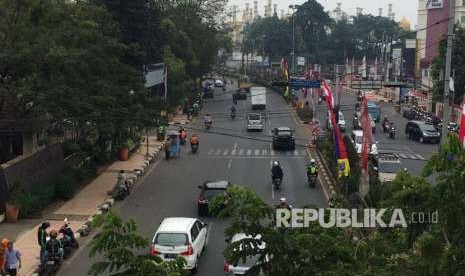 Pengendara melintas di Jalan Margonda Raya, Rabu (8/8). Pemkot Depok saat ini tengah mengkaji penerapan sistem ganjil genap di Jalan Raya Margonda.