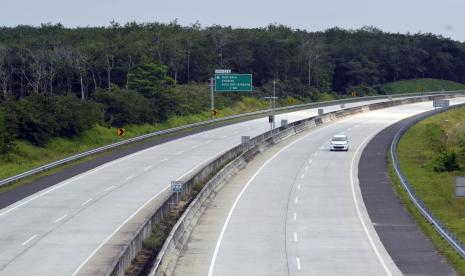 Tol Trans Sumatera di Lampung (Ilustrasi). PT Hutama Karya menyebutkan arus kendaraan yang melintasi jalan Tol Trans Sumatera ruas Terbanggi Besar-Pematang Panggang-Kayu Agung (Terpeka) mengalami penurunan sebesar 64 persen untuk golongan satu dan 12 persen untuk non golongan. 