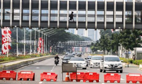 Pengendara melintas di jalur penyekatan Pemberlakuan Pembatasan Kegiatan Masyarakat (PPKM), Jakarta, Ahad (1/8/2021). Gubernur DKI Jakarta Anies Baswedan mengklaim kondisi penyebaran virus corona di Ibu Kota mulai melandai. Hal ini tak lepas dari kebijakan Pemberlakuan Pembatasan Kegiatan Masyarakat (PPKM) yang akan berakhir pada Senin (2/8/2021). 