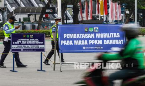 Pengendara melintas di jalur penyekatan Pemberlakuan Pembatasan Kegiatan Masyarakat (PPKM), Jakarta, Ahad (1/8/2021). Gubernur DKI Jakarta Anies Baswedan mengklaim kondisi penyebaran virus corona di Ibu Kota mulai melandai. Hal ini tak lepas dari kebijakan Pemberlakuan Pembatasan Kegiatan Masyarakat (PPKM) yang akan berakhir pada Senin (2/8/2021).