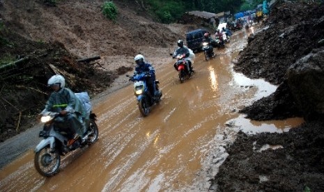 Pengendara melintas di Kampung Sungapan Desa Sadu, Kecamatan Soreang, Kabupaten Bandung, Selasa (20/11).