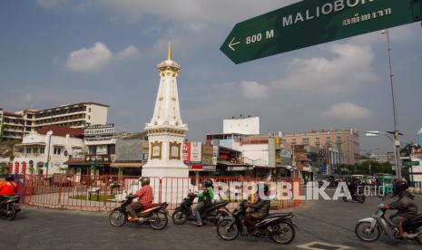 Pengendara melintas di kawasan Tugu Pal Putih, Yogyakarta.