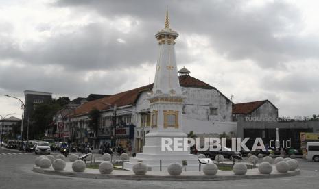 Pengendara melintas di kawasan Tugu Pal Putih, Yogyakarta. Ilustrasi