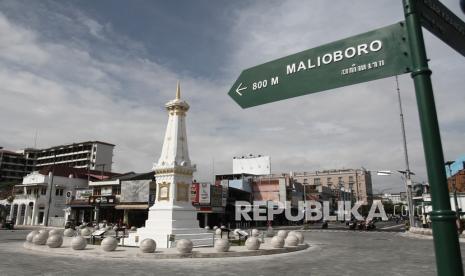 Pengendara melintas di kawasan Tugu Pal Putih, Yogyakarta. Sejumlah kawasan di Yogyakarta diusulkan lockdown saat tahun baru untuk cegah keramaian, Tuga Pal Putih jadi salah satu lokasi yang diusulkan ditutup.