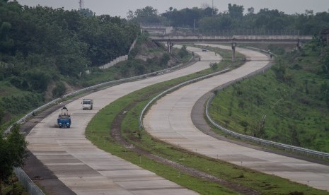 Pengendara melintas di ruas Tol Solo-Ngawi, Karanganyar, Jawa Tengah, Senin (27/11). 