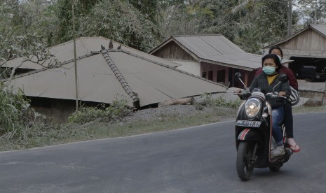 Pengendara melintas di wilayah yang terpapar abu vulkanis Gunung Agung di Desa Suter, Bangli, Bali, Selasa (3/7). 