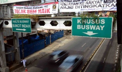 Pengendara melintas didepan spanduk penolakan kenaikan BBM di kawasan Jalan Warung Buncit, Jakarta Selatan, Jumat (7/6)