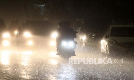 Pengendara melintas jalan yang diguyur hujan lebat di Sidoarjo, Jawa Timur. Badan Meteorologi, Klimatologi, dan Geofisika (BMKG) mengeluarkan peringatan dini prakiraan hujan lebat disertai kilat dan angin kencang yang berpotensi terjadi di beberapa wilayah Indonesia, termasuk Jawa Timur. 