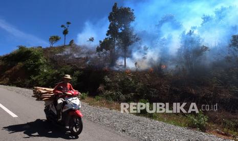 Pengendara melintas saat terjadi kebakaran lahan, di Kerinci, Jambi. BMKG memprediksi, 64,9 persen wilayah Indonesia akan memasuki puncak kemarau tahun ini.