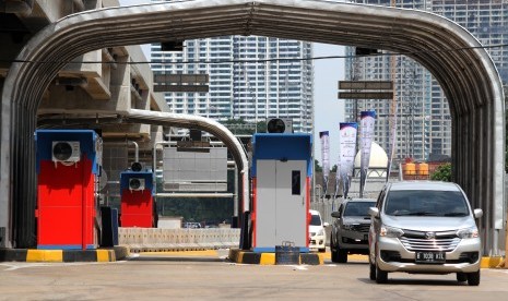 Pengendara melintasi gerbang Tol Bekasi Cawang Kampung Melayu (Becakayu), di pintu masuk tol Jakasampurna, Bekasi, Jawa Barat, Senin (6/11). 