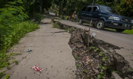 Jalan ambles (ilustrasi). Sebuah jalan di atas gorong-gorong sedalam 12 meter ambles di Perumahan Permata Puri, Ngaliyan, Kota Semarang, akibat hujan deras.