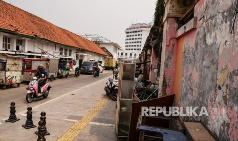 Pengendara melintasi Kawasan Kota Tua, Jakarta (foto ilustrasi). Satlantas Polri memberlakukan rekayasa lalu lintas di kawasan Kota Tua Jakarta pada malam tahun baru.