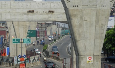 Pengendara melintasi proyek pembangunan Jalan Layang Ciledug-Blok M-Tendean khusus untuk moda transportasi Trans Jakarta di Kawasan Tendean, Jakarta, Senin (30/11). 