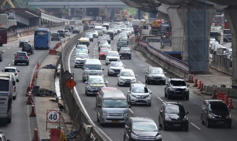 Pengendara melintasi ruas jalan Tol Jakarta-Cikampek arah Cikampek Km 10, di Bekasi, Jawa Barat. ilustrasi