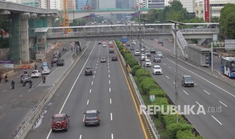 Pengendara memacu kendaraan di jalan yang nampak lengang di Jalan Gatot Subroto, Jakarta, Rabu (25/12/2019). 