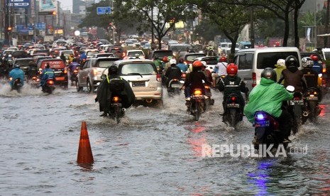 Pengendara memperlambat laju kendaraannya saat melintasi genangan banjir di kawasan Margonda, Depok, (ilustrasi).