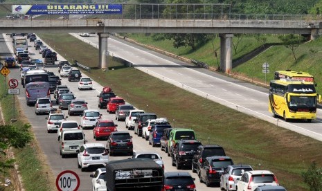 Pengendara memperlambat laju kendaraannya saat melintasi ruas jalan Tol Cipali-Palimanan (Cipali), di Purwakarta, Jawa Barat, Rabu (13/6).