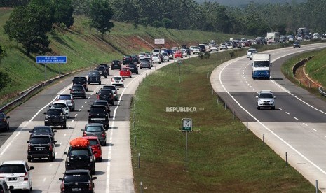 Pengendara memperlambat laju kendaraannya saat melintasi ruas jalan Tol Cipali-Palimanan (Cipali), di Purwakarta, Jawa Barat, Rabu (13/6).