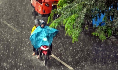 Pengendara menembus hujan deras di kawasan Kramat, Jakarta Pusat, Rabu (2/7).