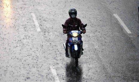 Pengendara menembus hujan deras di kawasan Kramat, Jakarta Pusat, Rabu (2/7). 