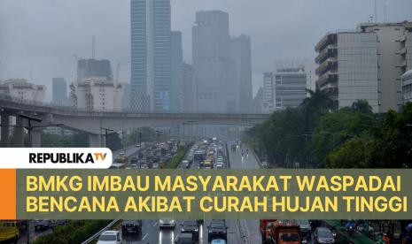 Pengendara menerjang hujan di Jalan Gatot Subroto, Jakarta.