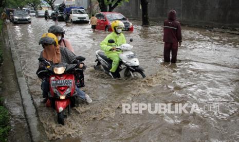 Pengendara menerobos banjir (ilustrasi)