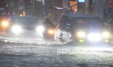 Pengendara menerobos jalan yang tergenang banjir di Jatibarang, Indramayu, Jawa Barat, Senin (2/11/2020). BMKG menghimbau masyarakat untuk mewaspadai fenomena hidrometeorologi dampak La Nina yang berpotensi memicu peningkatan curah hujan 20-40 persen dari biasanya yang disertai angin kencang dan gelombang tinggi sehingga bisa berakibat banjir dan longsor.