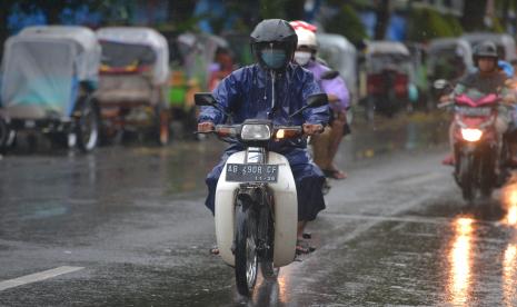 Pengendara menggunakan ponco saat hujan di kawasan Ngabean, Yogyakarta, Rabu (28/12/2022).