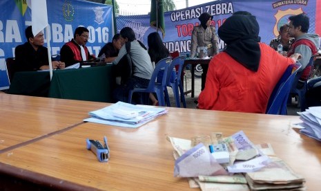 Pengendara mengikuti sidang tilang 