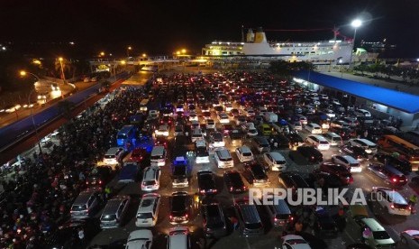 Arus Kendaraan Melintas di Lampung Meningkat. Foto: Pengendara mobil antre saat akan memasuki Kapal Roro di Dermaga 3 Pelabuhan Bakauheni Lampung Selatan, Lampung..