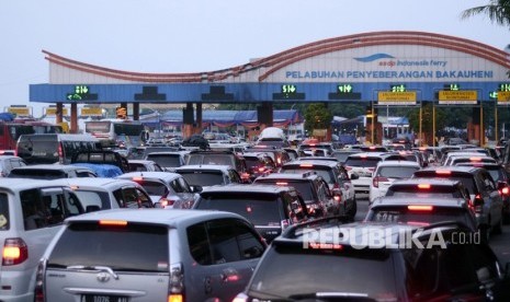 Pengendara mobil antre saat akan memasuki Tol Trans Sumatra Gate Pelabuhan Bakauheni Lampung Selatan, Lampung, Jumat (7/6/2019). 